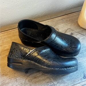 Black Embossed Leather Womens Dansko Clog Shoes Nursing Nurse Medical Size 9